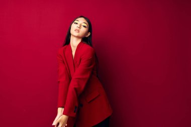 Güzel esmer, parlak makyajlı, kırmızı ceketli. Stüdyo modelini değiştirmemiş.