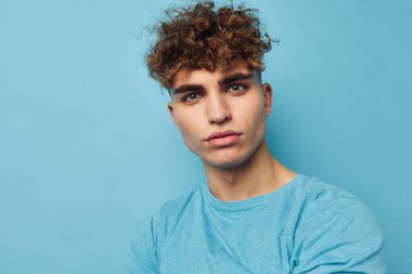 Şişirilmiş vücudu değişmemiş mavi tişörtlü yakışıklı adam.