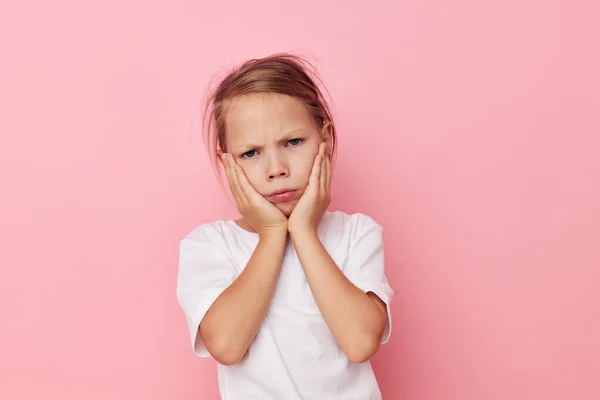 Porträt von glücklich lächelnden Kindermädchen Fratze posiert Spaß isoliert Hintergrund — Stockfoto