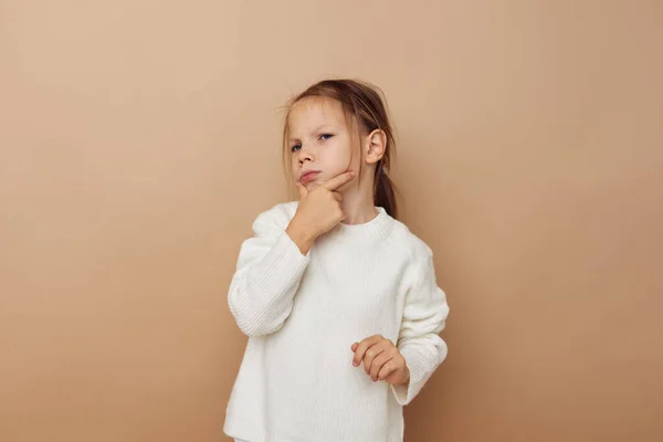 Kleines Mädchen Freude posiert Emotionen Mode isolierten Hintergrund — Stockfoto