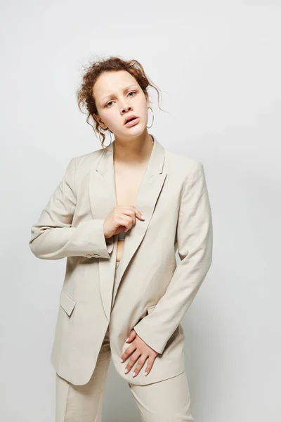 Neşeli kadın kıyafetleri şık takım elbiseler moda stüdyosu değiştirilmemiş arka planlar — Stok fotoğraf