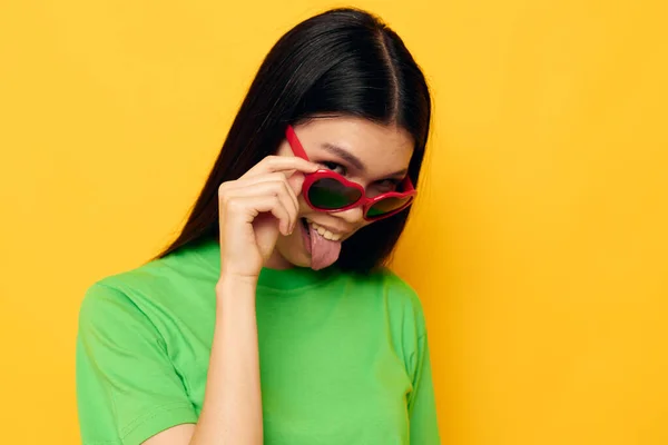 원문 기사보기 젊은 아시아 여성 이 여름 스타일의 선글라스를 끼고 아무런 변화 없이 고립된 배경을 가까이 서 찍는 모습 — 스톡 사진