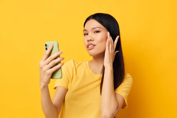 Ritratto Asiatico bella giovane donna con un telefono tra le mani fa un selfie isolato sfondo inalterato — Foto Stock