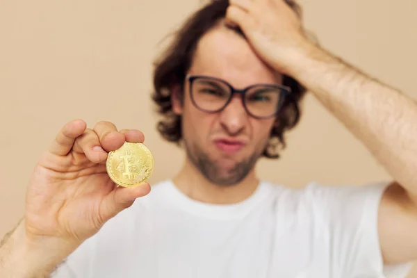 Homem emoções criptomoeda finanças close-up isolado fundo — Fotografia de Stock