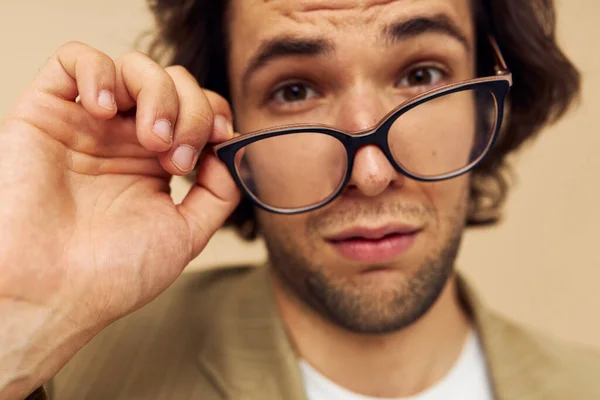 Atraktivní muž s brýlemi emoce gesto ruce pózovat béžové pozadí — Stock fotografie