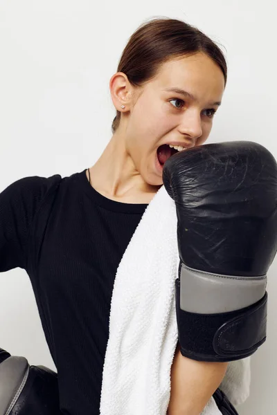 Atletische vrouw in zwarte sport uniform bokshandschoenen handdoek fitness training — Stockfoto