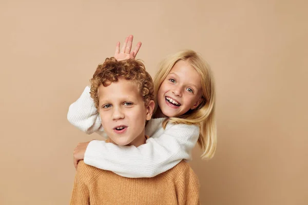 小さな男の子と女の子抱擁エンターテイメントポーズ友情ライフスタイル変更なし — ストック写真