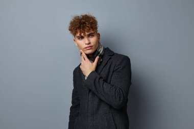 Yakışıklı adam zarif stil kendine güven moda yaşam tarzı değiştirilmemiş