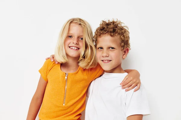 Хлопчик і дівчинка тримають руки дружба веселе дитинство — стокове фото