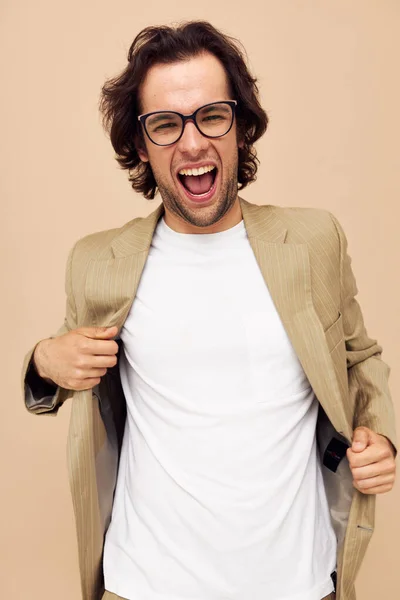 Muž v obleku pózující emoce nosit brýle životní styl beze změny — Stock fotografie
