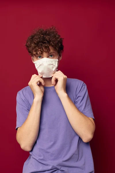 A young man red hair protective mask disease protection Lifestyle unaltered — Fotografia de Stock