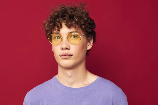 Retrato de un joven rizado hombre en gafas amarillas púrpura camiseta emociones Lifestyle — Foto de Stock