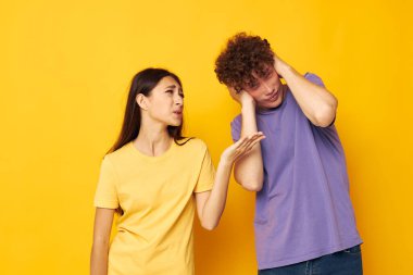 Renkli tişörtler giyen gençler arkadaşça eğlence pozu veriyorlar. Değişmemiş bir geçmiş.