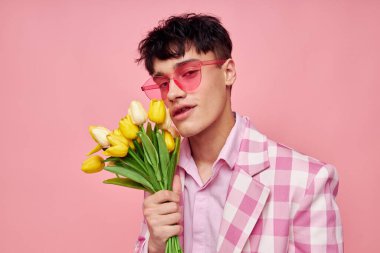 Güzel adam pembe güneş gözlüğü ceketi, pembe arka plan değiştirilmemiş.