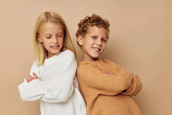 Leuke stijlvolle kinderen naast poserende emoties geïsoleerde achtergrond — Stockfoto