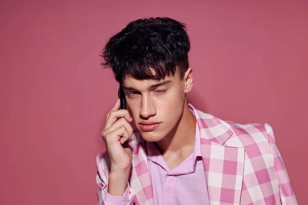 Красивий хлопець самовпевненість рожева мода блейзер позує рожевий фон незмінним — стокове фото