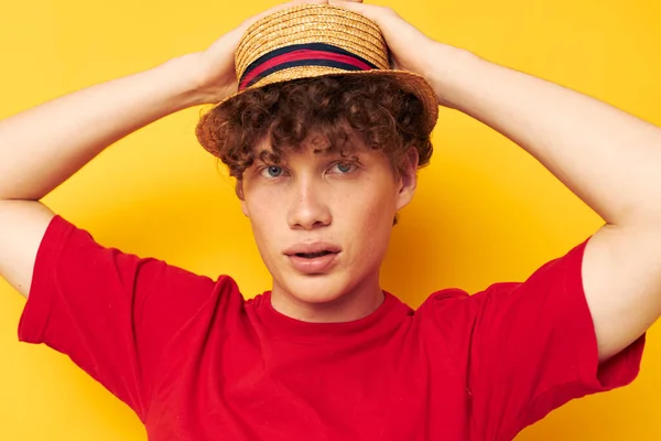 Retrato de un joven rizado en una camiseta roja con un sombrero de moda Lifestyle inalterado — Foto de Stock