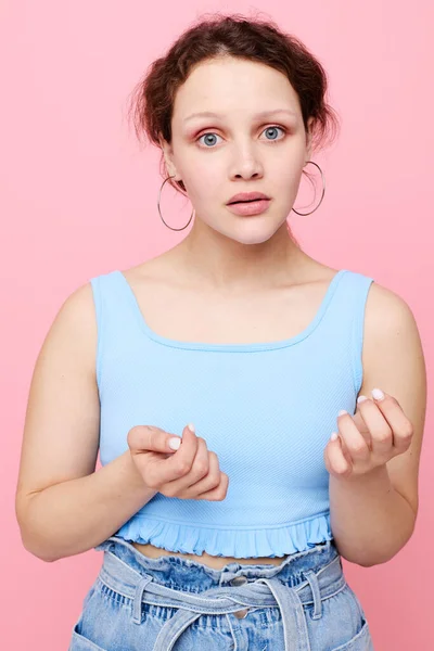 Portret van een jonge vrouw grimas close-up emoties oorbellen poseren bijgesneden uitzicht ongewijzigd — Stockfoto