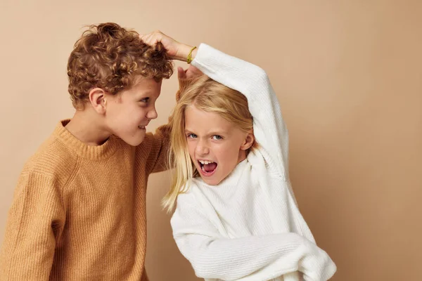 Retrato de niños lindos en suéteres juntos divertido fondo aislado — Foto de Stock