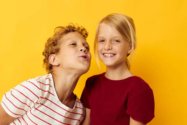 Mignons enfants d'âge préscolaire debout côte à côte posant les émotions de l'enfance fond jaune — Photo