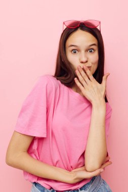 İyimser genç kadın yaz stili çekici görünüyor yaşam tarzı değişmemiş