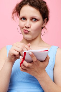 Güzel bir kadın. Fotokopi defteri. Pembe renk eğitimi.