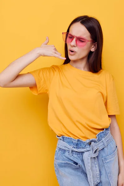 Ung kvinna i en gul t-shirt känslor sommar stil isolerad bakgrund — Stockfoto