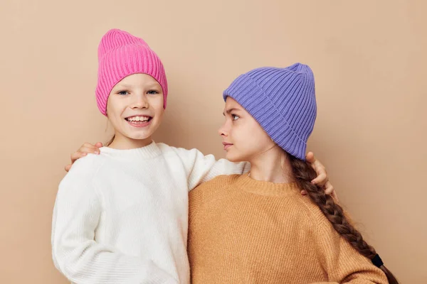 两个戴着帽子的可爱小女孩 — 图库照片