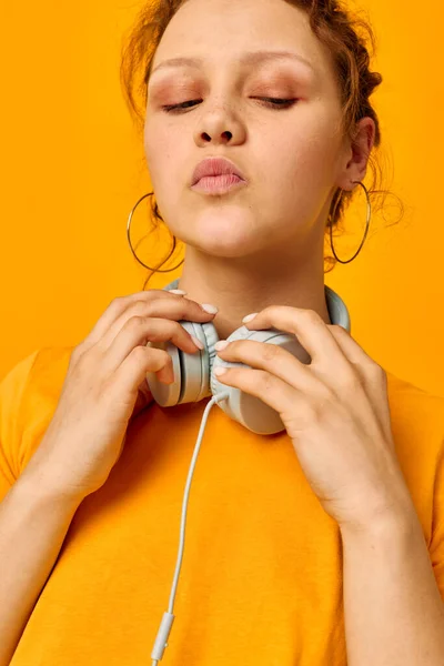 Όμορφη κοπέλα κίτρινο t-shirt ακουστικά ψυχαγωγία μουσική διασκέδαση απομονωμένα υπόβαθρα αμετάβλητη — Φωτογραφία Αρχείου
