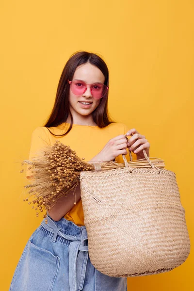 Optimistisk ung kvinna korg väska i handen rosa glasögon isolerad bakgrund — Stockfoto