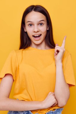 # Sarı tişörtlü çekici bir kadın # # Yaz stili izole edilmiş arka plan #