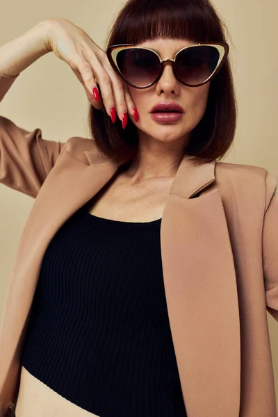 美しい女性の魅力赤い爪モデル高級サングラスの光の背景 — ストック写真