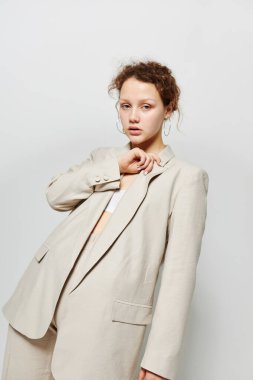 Neşeli kadın kıyafetleri şık takım elbiseler moda stüdyosu değiştirilmemiş arka planlar