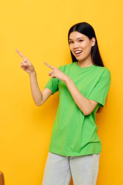 Oldukça esmer, günlük kıyafet kırpılmış görünüm izole edilmiş arka plan değiştirilmemiş.