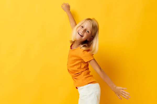 Mooi klein meisje blond rechte haar poseren glimlach leuk jeugd levensstijl ongewijzigd — Stockfoto