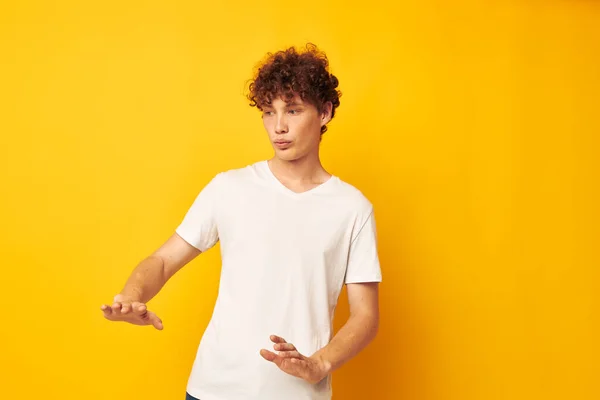 Rothaariger Typ in weißem T-Shirt auf gelbem Hintergrund — Stockfoto