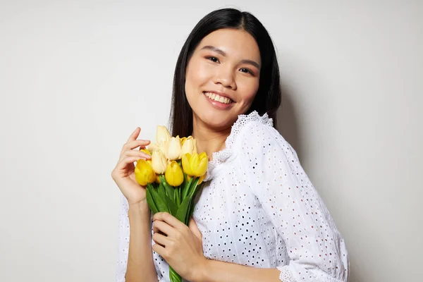 Okouzlující mladá asijská žena v bílé košili květy jaro představovat životní styl beze změny — Stock fotografie