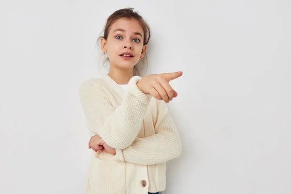 Petite fille posant dans un pull blanc enfance inaltérée — Photo