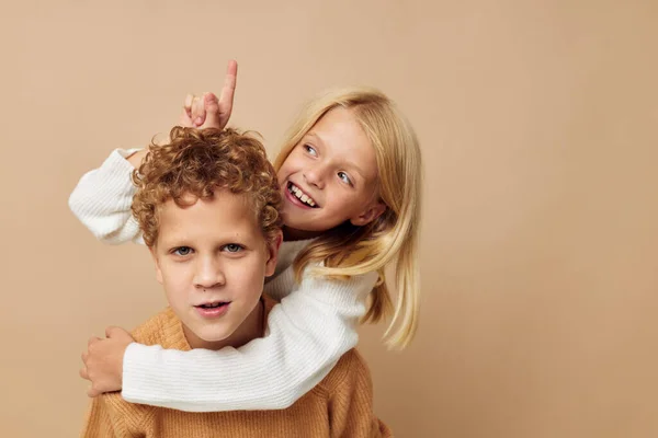 Мальчик и девочка стоят рядом с представлением эмоций стиль жизни неизменен — стоковое фото