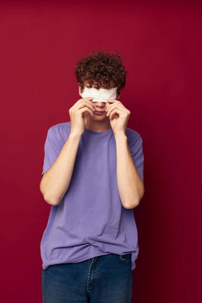 Roztomilý dospívající v fialové trička lékařská maska v ruce bezpečnost — Stock fotografie