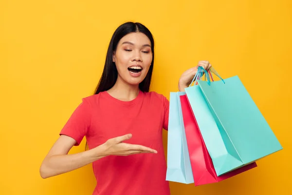 Portret aziatische mooie jonge vrouw met kleurrijke tassen poseren winkelen leuk studio model ongewijzigd — Stockfoto