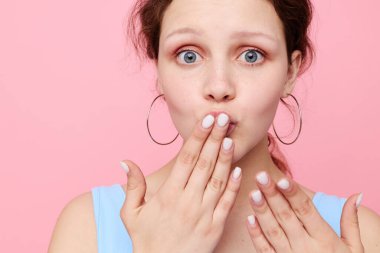 Genç bir kadının portresi, yakın çekim duyguları küpeler, değişmemiş yaşam tarzı pozu veriyor.