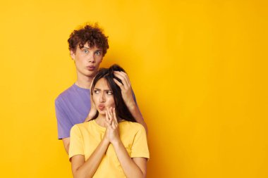 Hoş, genç bir çift, gündelik giysiler, duygular, soytarılıklar, değiştirilmemiş arka plan.