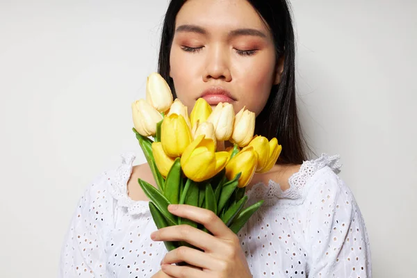 Hezká brunetka s kyticí květin úsměv close-up životní styl beze změny — Stock fotografie