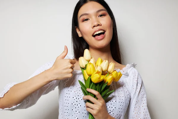 Portrét asijské krásné mladé ženy v bílé košili květiny jaro představovat studio model beze změny — Stock fotografie