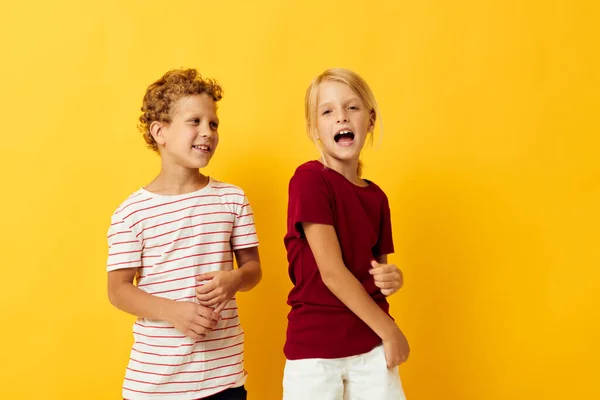 Deux enfants joyeux câlins mode divertissement de l'enfance fond isolé — Photo