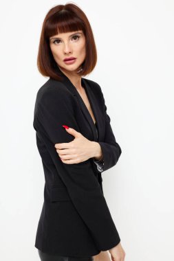 Deri elbiseli, lüks ışıklı arka planlı güzel bir kadın.