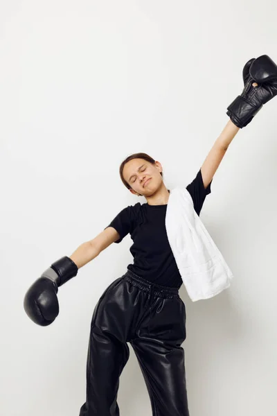 Mujer atlética con toalla de boxeo guantes negros posando deportes aislados fondo —  Fotos de Stock