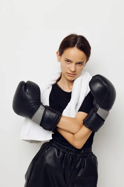 Giovane donna con asciugamano boxe guanti neri posa sportiva Stile di vita inalterato — Foto Stock