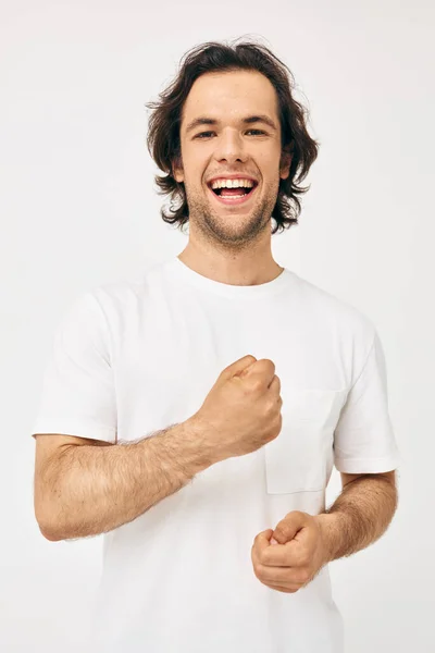 Knappe man in wit t-shirt mode bijgesneden uitzicht geïsoleerde achtergrond — Stockfoto
